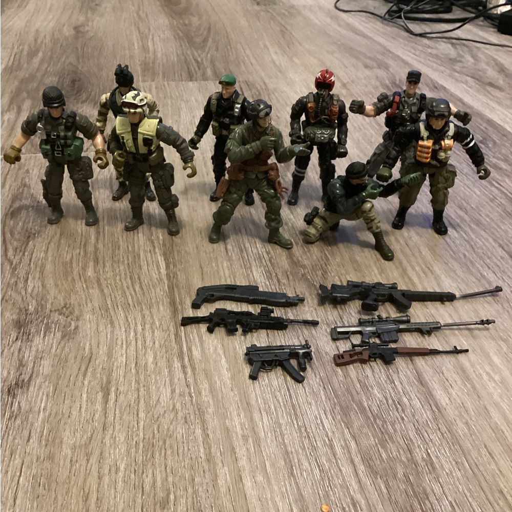 Chap Mei Army Action Figures W / GUNS.  9 Army Figures 6 Guns.